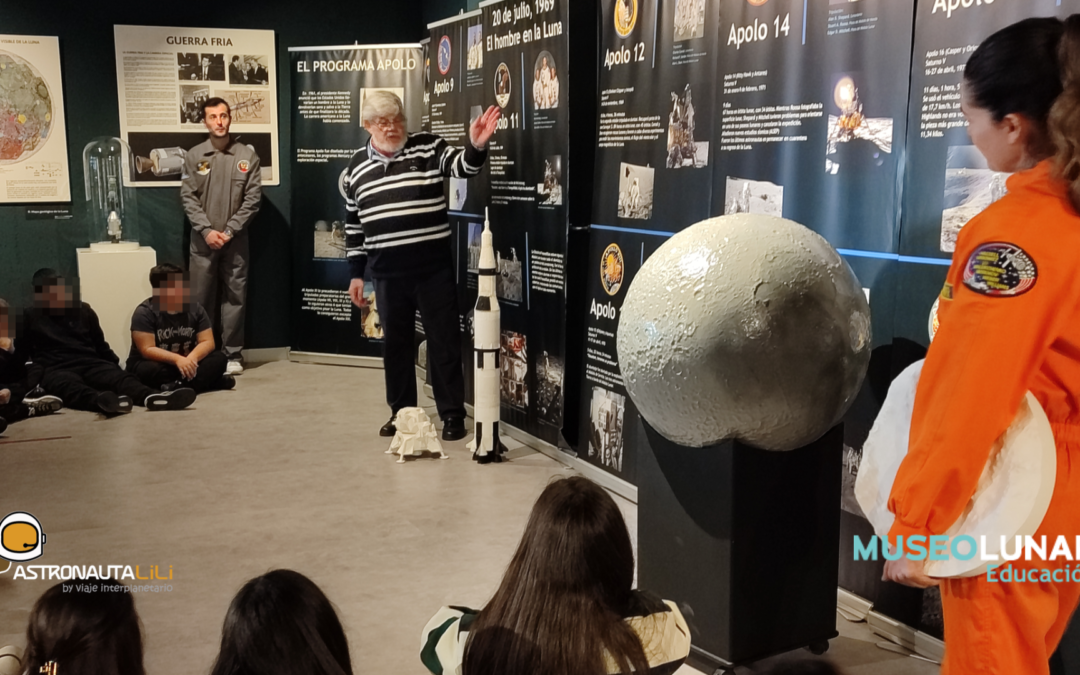 José Manuel Grandela, ingeniero de las misiones Apolo, da una charla a los alumnos de 2º de ESO